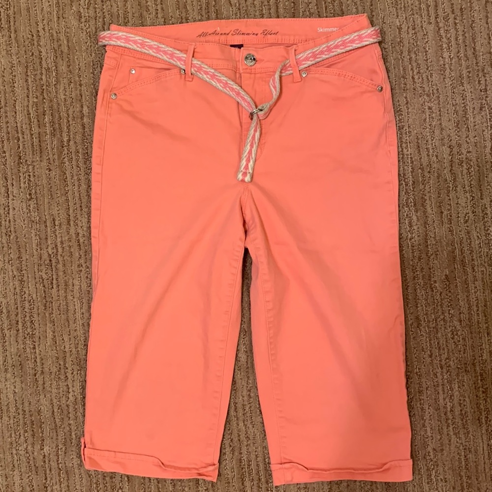 Gloria Vanderbilt capris. Peach, slimming-stretchy, decorative belt. Size 10